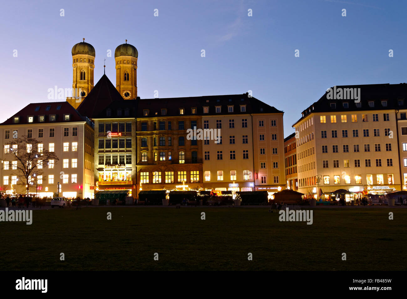 Architecture nuit avec des tours de l'église Frauenkirche, Munich, Haute-Bavière, Allemagne, Europe. Banque D'Images