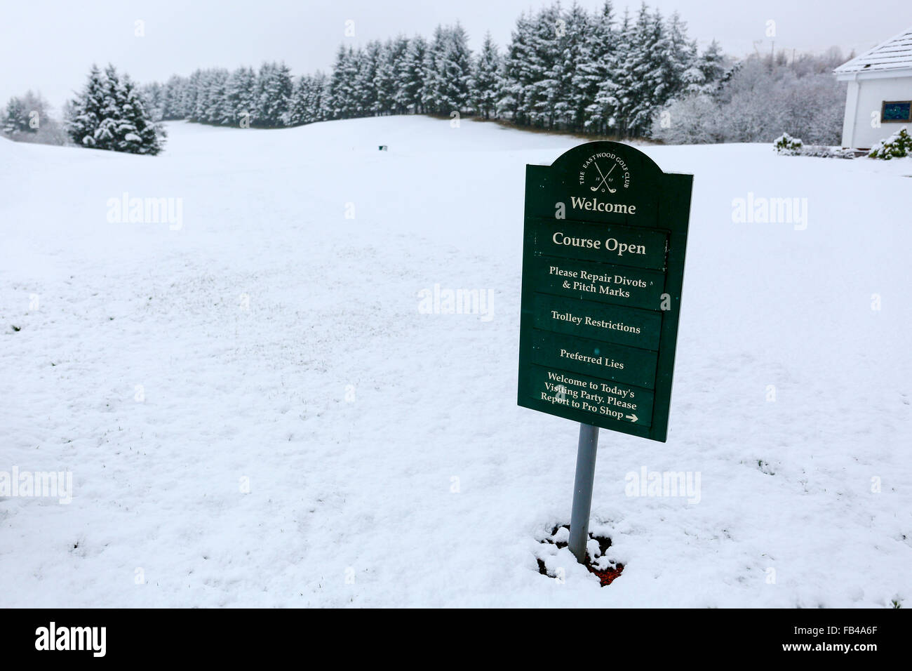 L'Écosse, au Royaume-Uni. 9 janvier, 2016. Au Royaume-Uni, le golf est considéré comme un sport d'été mais à Eastwood Golf Club près de Glasgow, en Écosse, les membres sont évidemment un tas de hardy et même les récentes fortes chutes de neige et de faibles températures de gel ne sont pas assez pour arrêter le jeu. Cependant, ils devront porter leurs clubs parce qu'il y a des restrictions de chariot ! Credit : Findlay/Alamy Live News Banque D'Images