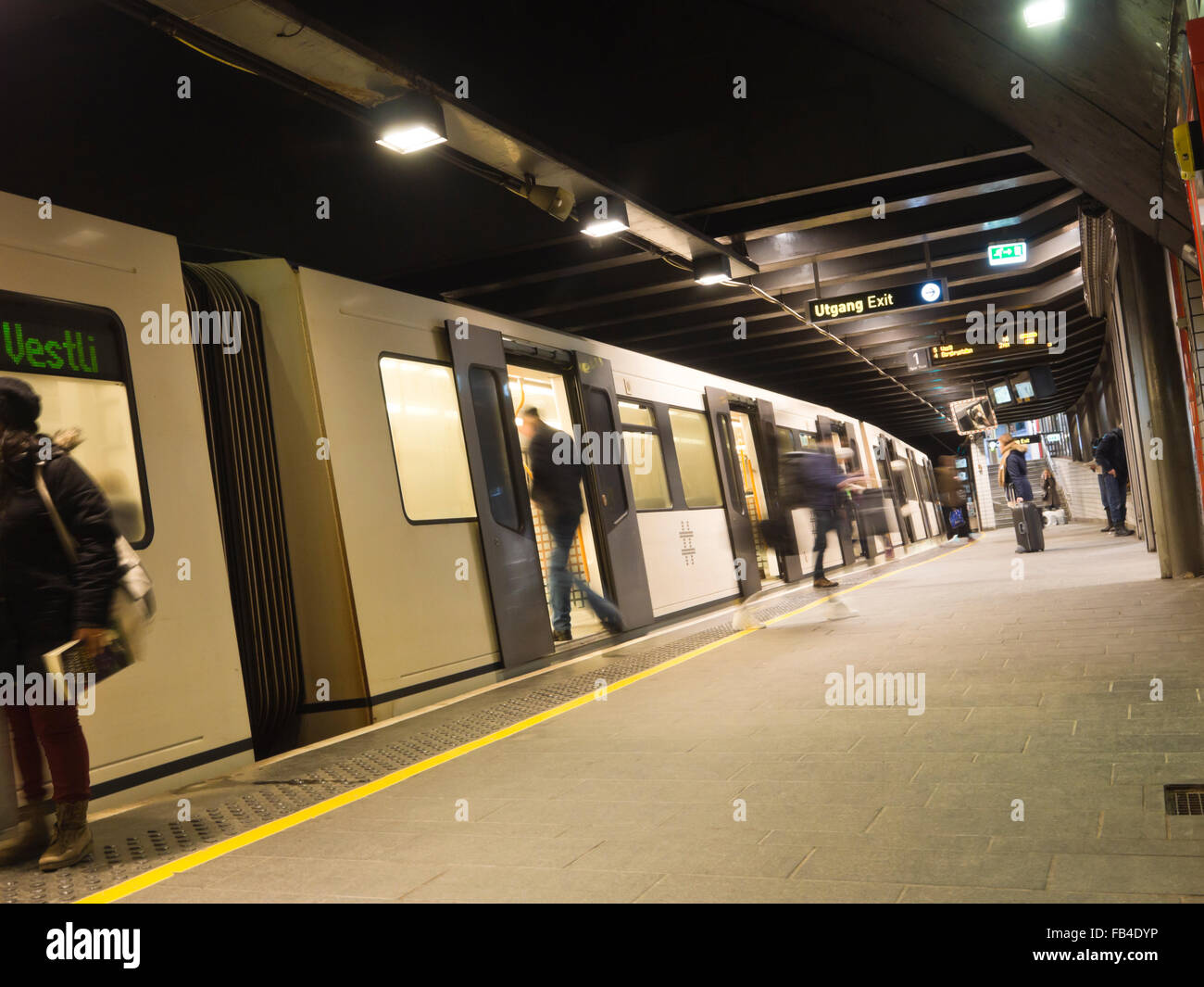 La capitale norvégienne Oslo dispose d'un système de métro efficace et l'expansion, ici un train moderne dans la gare Nationaltheatret Banque D'Images