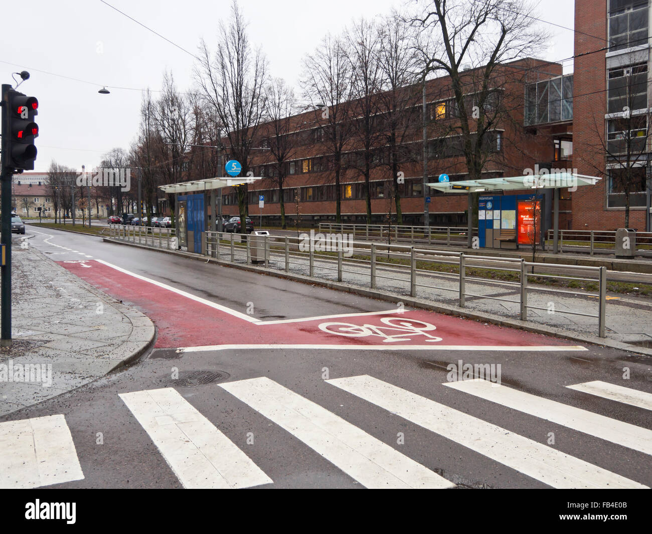 Peint rouge vives location lane avec priorité fort pour l'augmentation de la circulation à une intersection de la sécurité dans le district de Adamstuen à Oslo Norvège Banque D'Images