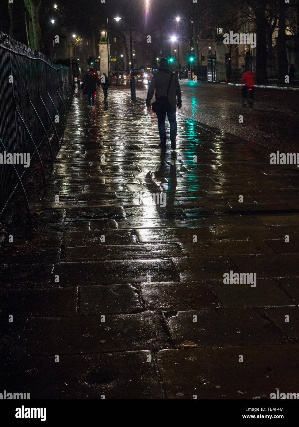 Marche à travers Londres sous la pluie de nuit Banque D'Images