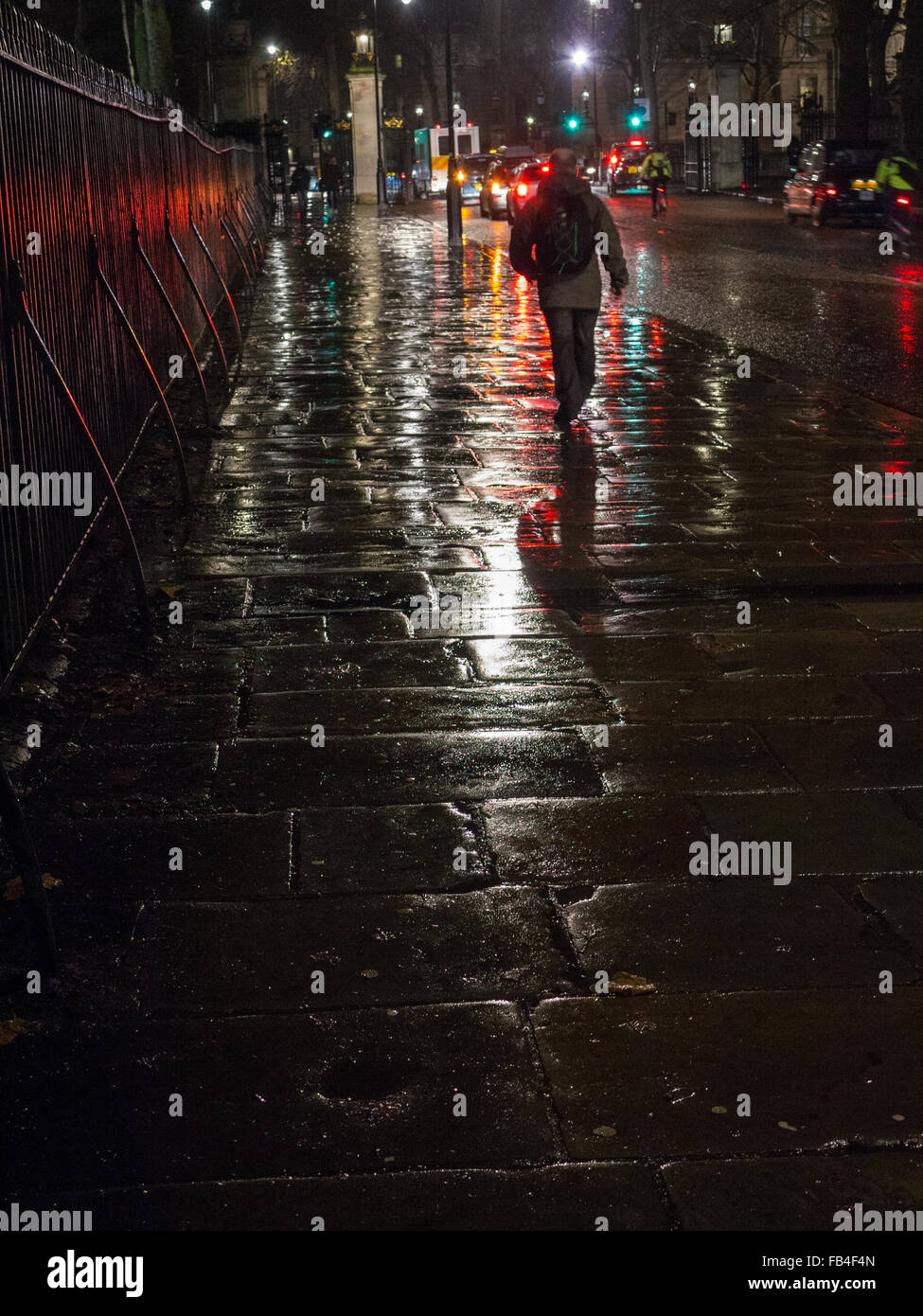 Marche à travers Londres sous la pluie de nuit Banque D'Images