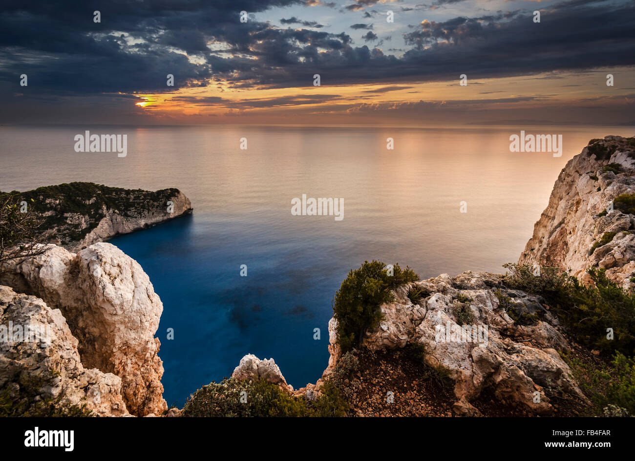 Magnifique coucher de soleil et les roches à Zakynthos shipwreck Banque D'Images