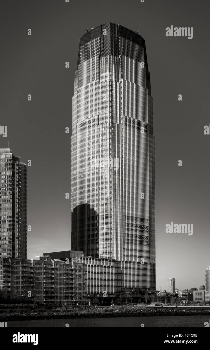 Tour Goldman Sachs en noir et blanc. Le gratte-ciel de l'architecture moderniste est situé dans le New Jersey City face à Lower Manhattan Banque D'Images