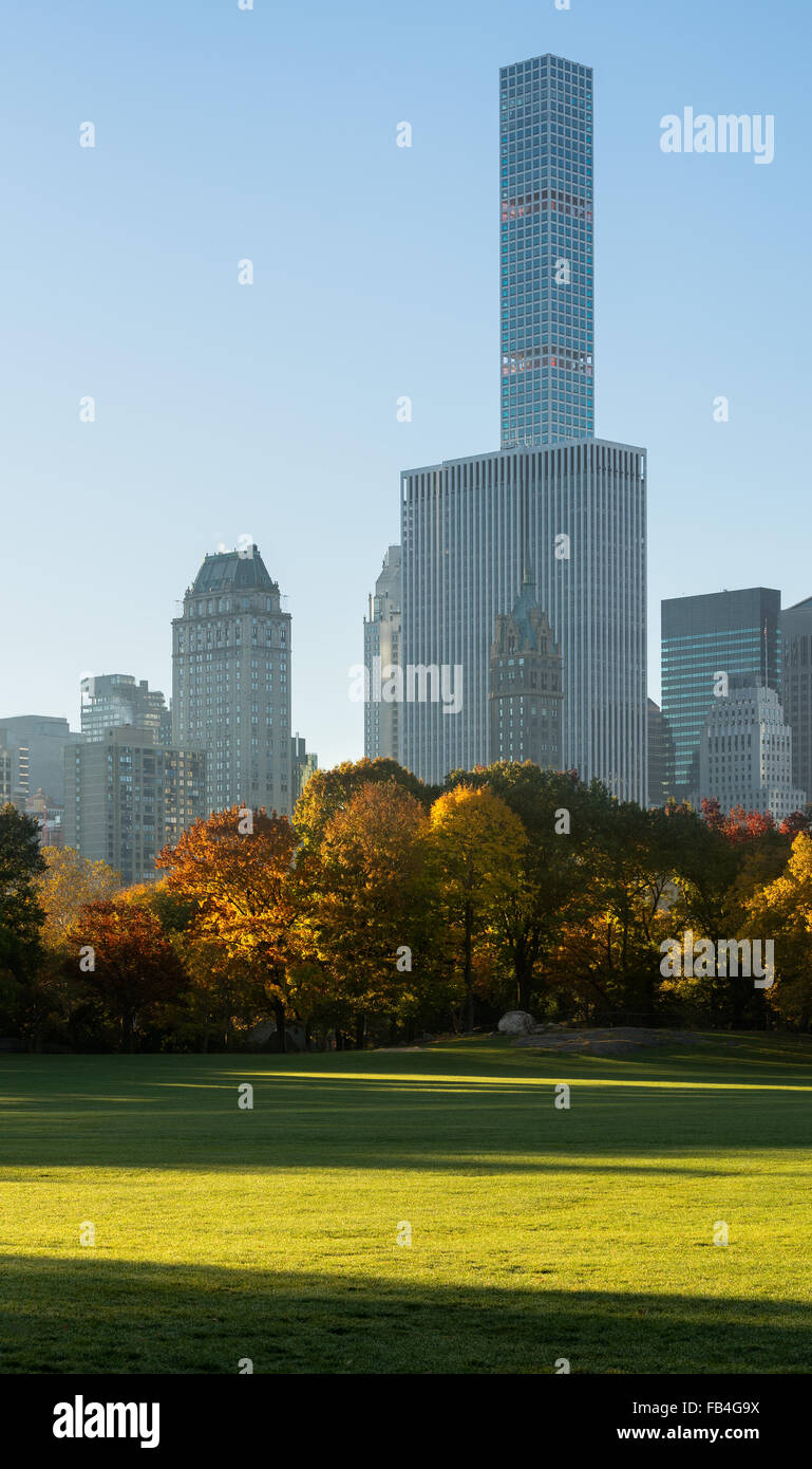 Lever du soleil d'automne en moutons Prairie Central Park avec vue sur les gratte-ciel de Manhattan, y compris 432 Park Avenue. New York City Banque D'Images