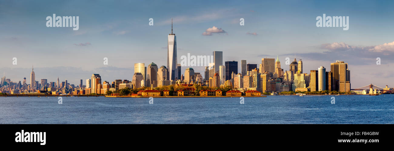 Vue panoramique du quartier financier de Lower Manhattan et New York gratte-ciel. De Brooklyn Bridge à Midtown West et Ellis Island Banque D'Images