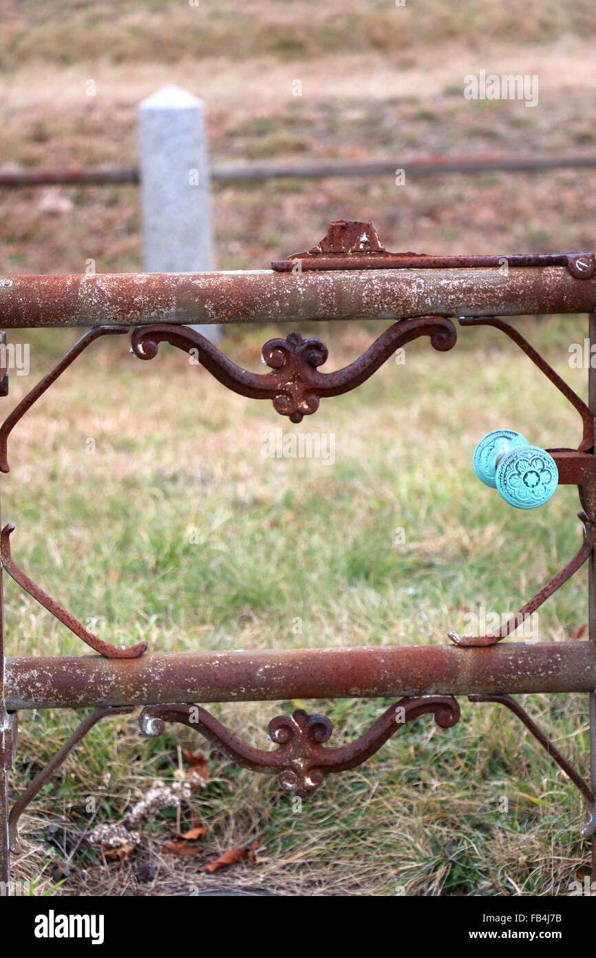 19e siècle clôture de fer avec poignée de porte cuivre oxydé trouvé dans un cimetière de Nantucket, Massachusetts. Banque D'Images