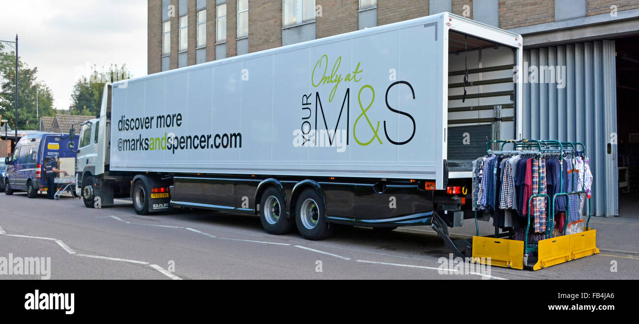 M&S camion camion et remorque articulée pour la livraison de vêtements de mode à l'arrière du magasin de détail Marks and Spencer Brentwood Essex Angleterre Royaume-Uni Banque D'Images