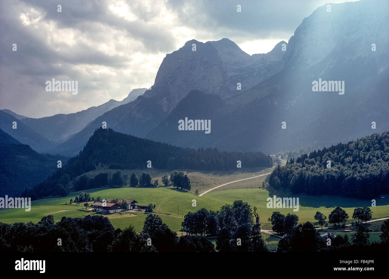 Une tyrolienne de scène rurale transalpins et une vallée verdoyante sur un jour nuageux dans l'ouest de l'Autriche. Banque D'Images