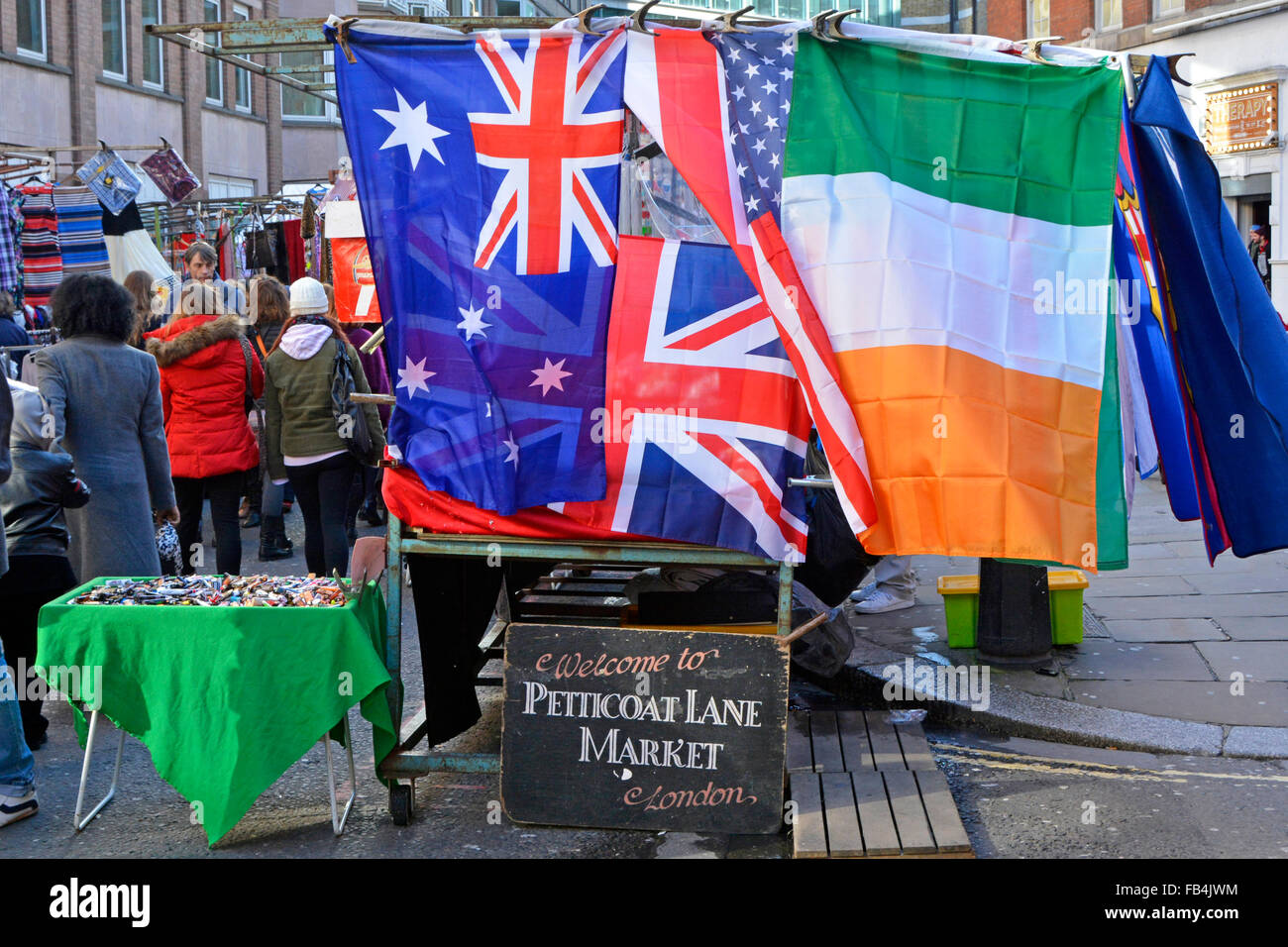 Bienvenue au marché Petticoat Lane signe devant un étal vendant drapeaux international London England UK en hiver Banque D'Images