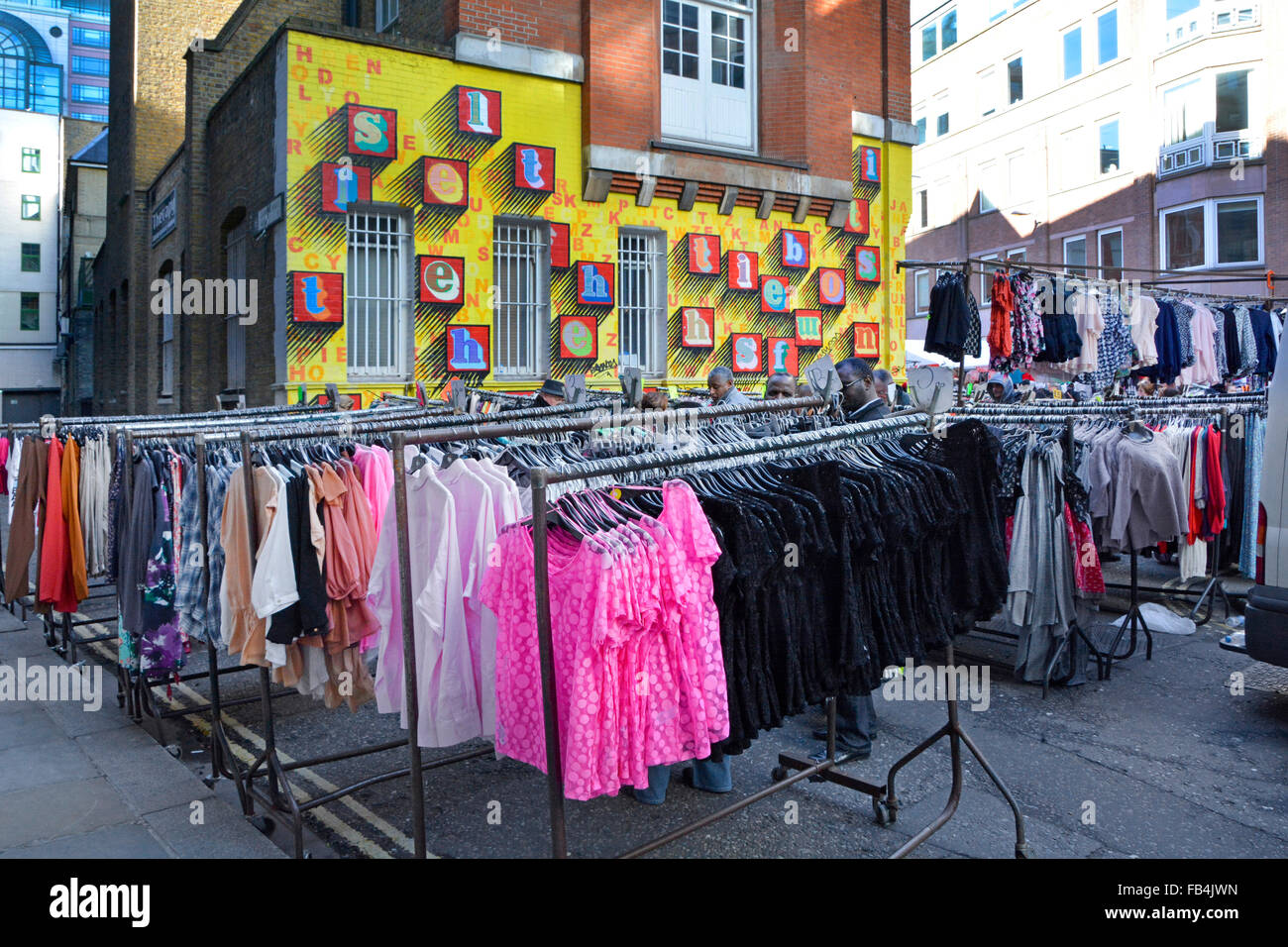 Vêtements magasins de vêtements affichant des rails en vente en Angleterre Londres Petticoat Lane market UK Banque D'Images