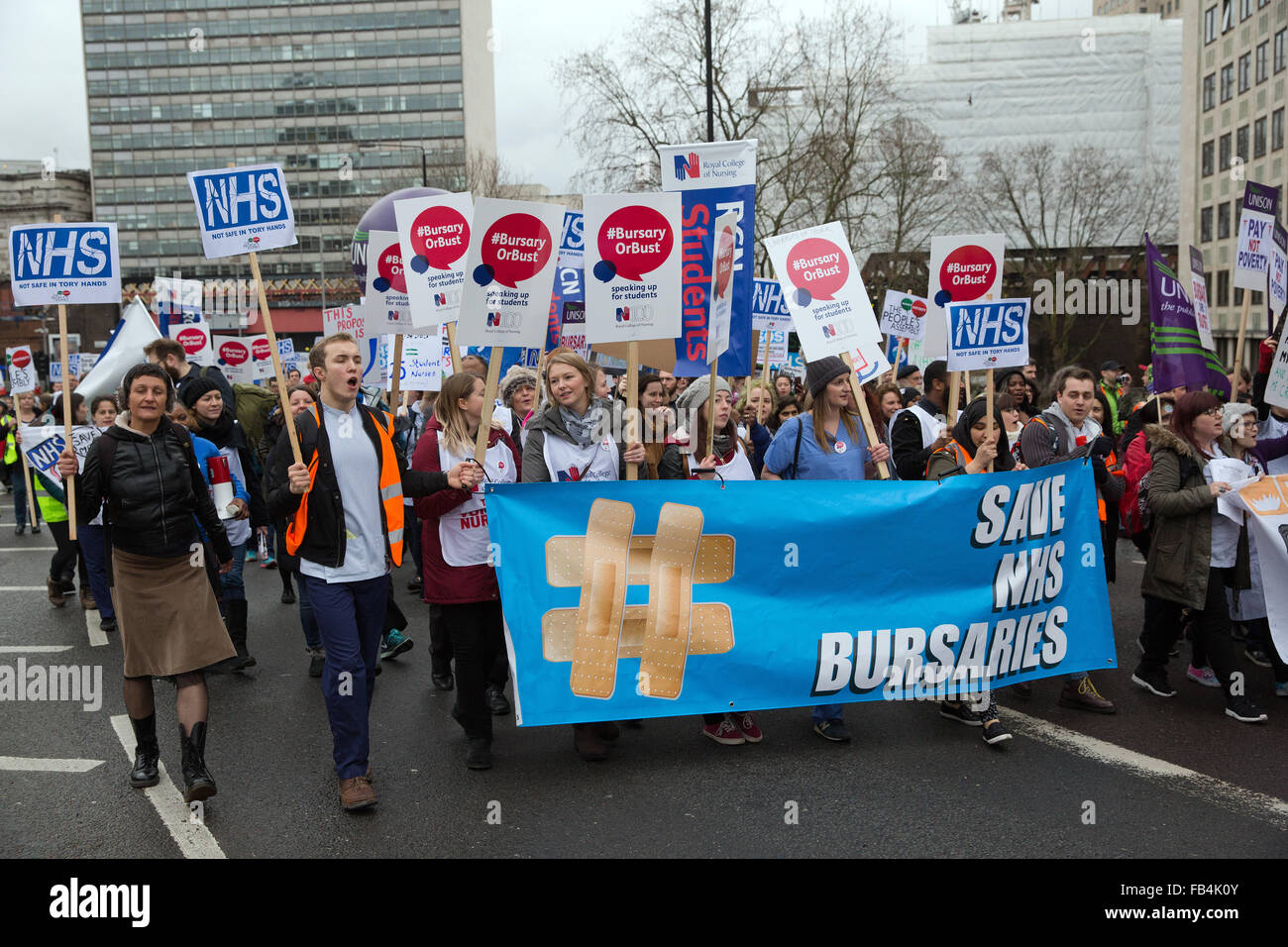 Londres, Royaume-Uni. 9 janvier, 2016. Des milliers d'étudiantes infirmières mars à Downing Street pour protester contre les plans du gouvernement de supprimer les bourses du NHS. Credit : Mark Kerrison/Alamy Live News Banque D'Images