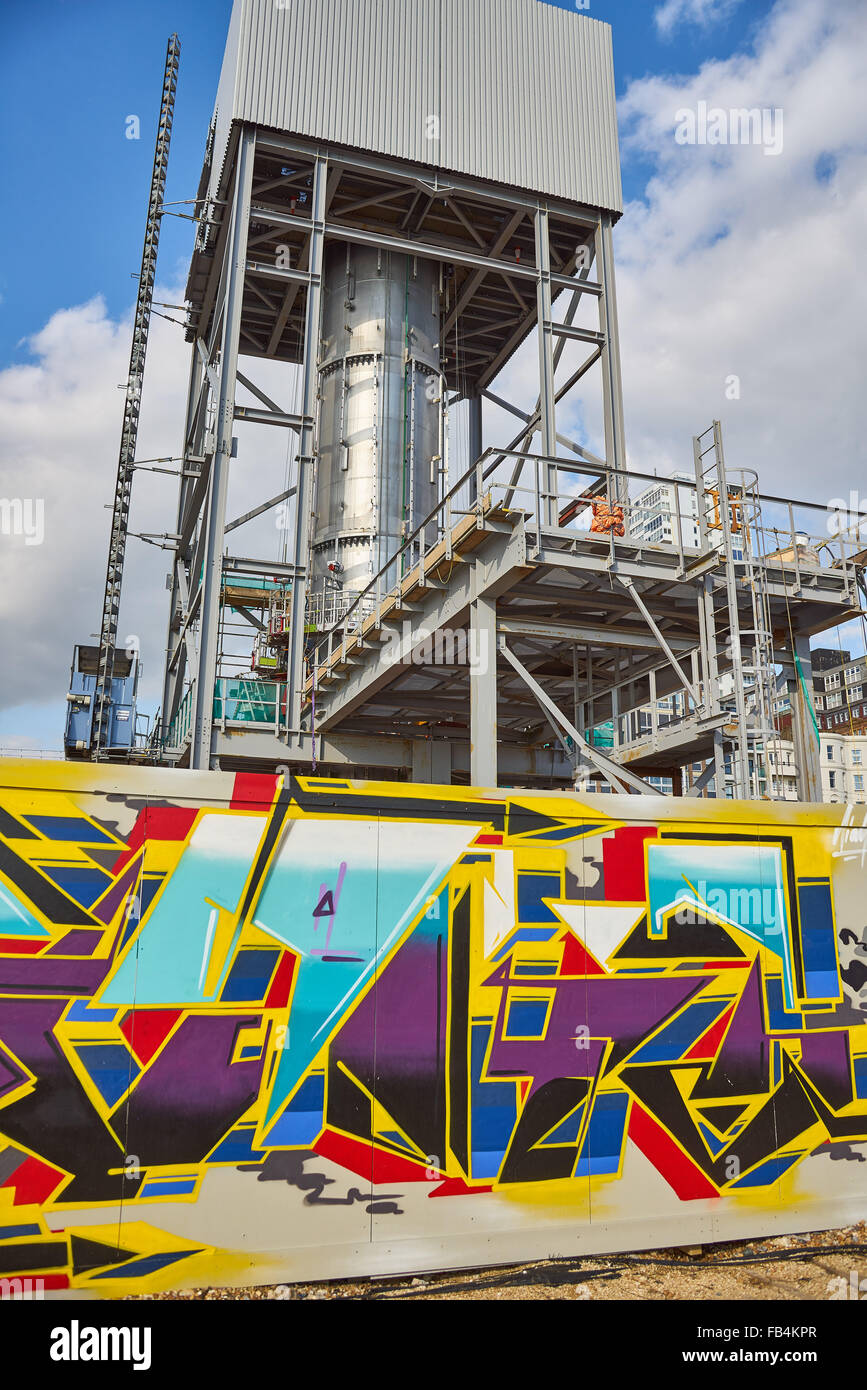 Construction de l'i360 à Brighton avec graffiti en premier plan Banque D'Images