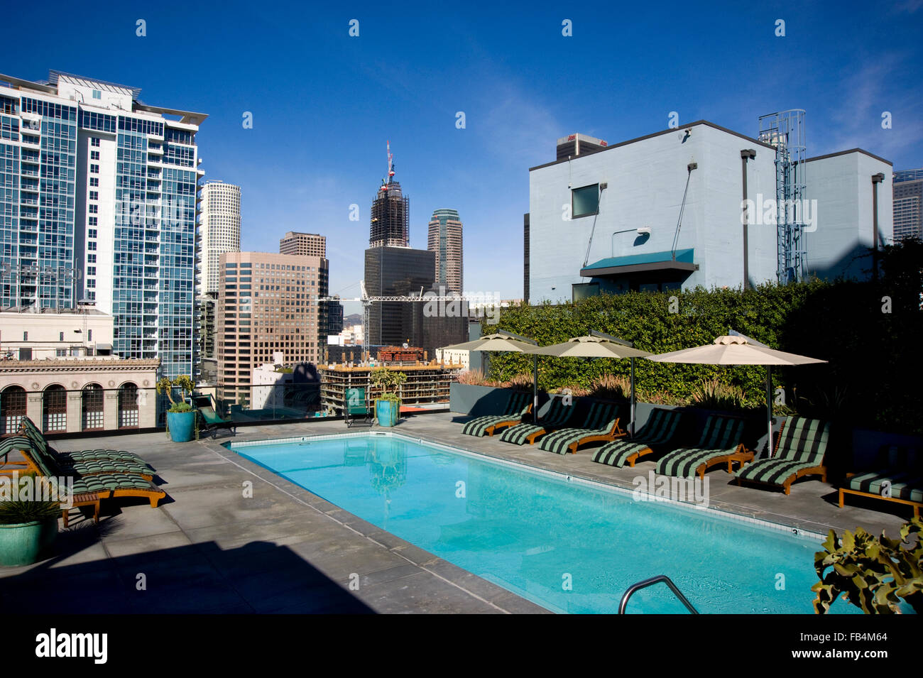 Piscine sur le toit de l'Édifice de l'Est Art déco à Broadway dans le centre-ville de Los Angeles Banque D'Images