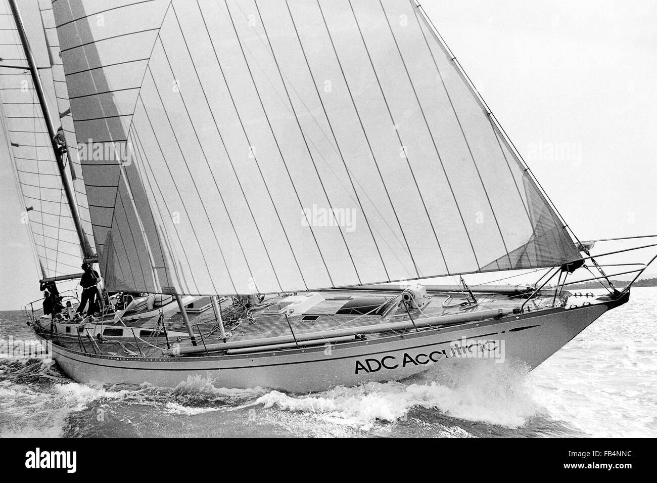 AJAX NOUVELLES PHOTOS - 1977. SOLENT, en Angleterre. - RACE WHITBREAD ENTRÉE - CLARE FRANCIS (GB) SKIPPÉ LE GRAND SPARKMAN & STEPHENS CONÇU 70 ketch de 12 M DANS L'ADC ACCUTRAC 1977/1978 WHITBREAD ROUND THE WORLD RACE. PHOTO:JONATHAN EASTLAND/AJAX REF:ACCUTRAC 1977 2 Banque D'Images