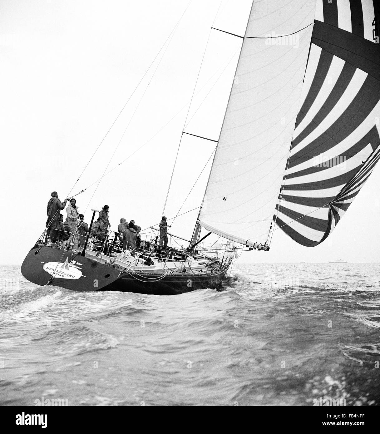 AJAXNETPHOTO. 1981. SOLENT EN ANGLETERRE. - MAXI SÉRIE DE COURSE - RACE WHITBREAD ENTRÉE - BRUCE FARR CONÇU CERAMCO NEW ZEALAND SKIPPÉ PAR PETER BLAKE. photo:JONATHAN EASTLAND/AJAX REF:812307 8004 Banque D'Images