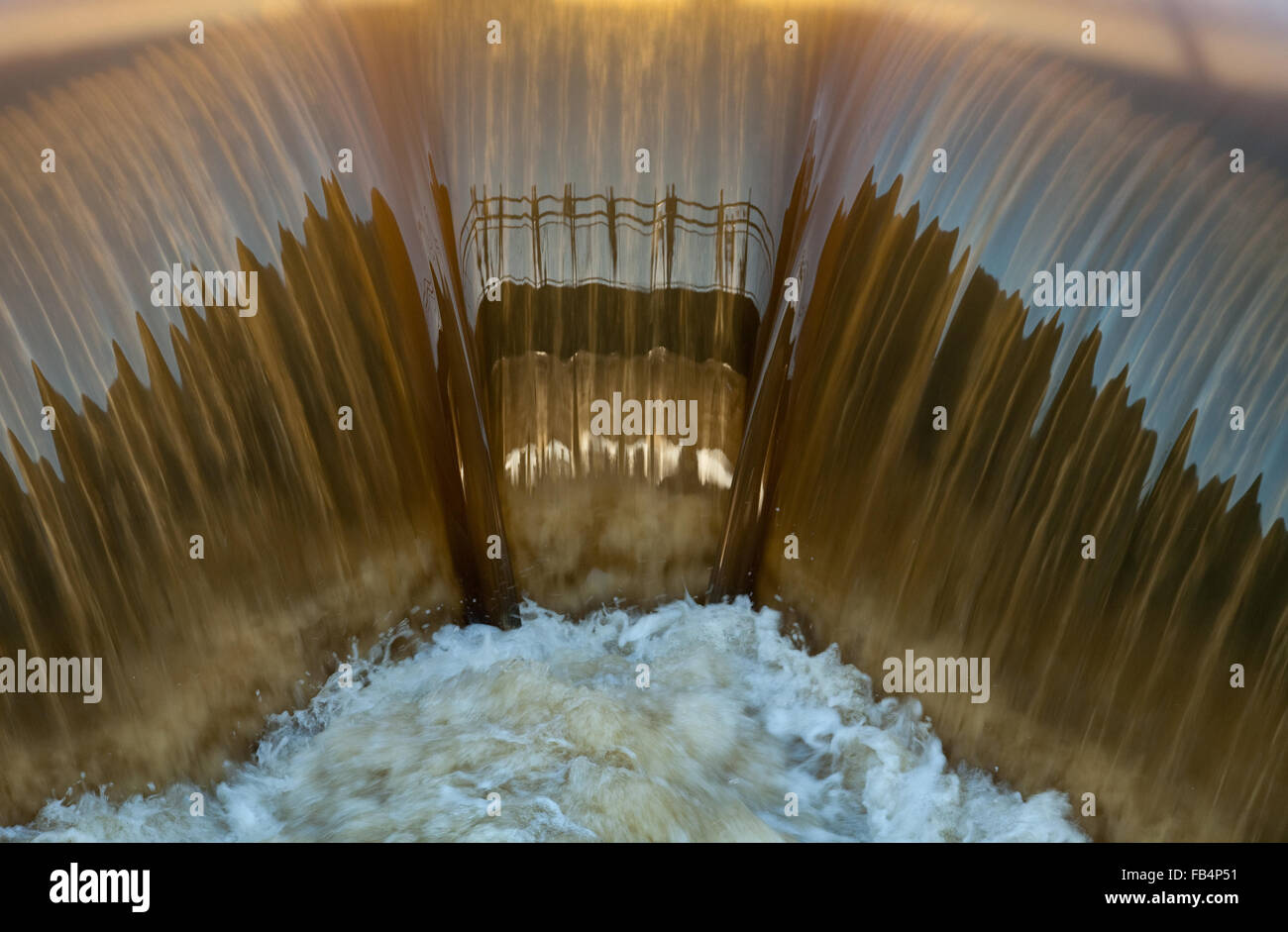 Débordement de l'eau structure par l'homme Banque D'Images