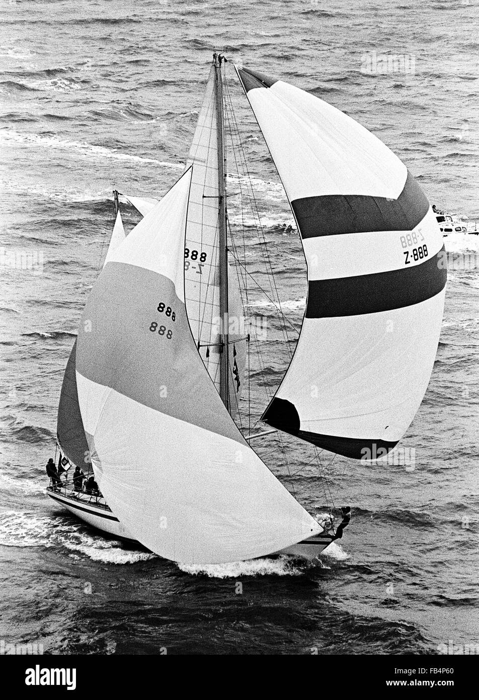 AJAXNETPHOTO. 27ème Août 1977,. PORTSMOUTH, Angleterre. - Départ de course WHITBREAD - SPARKMAN & STEPHENS KETCH CONÇU DISQUE D'OU DE LA SUISSE, skippé par PIERRE FEHLMANN. PHOTO : JONATHAN EASTLAND/AJAX REF:772708 1 Banque D'Images