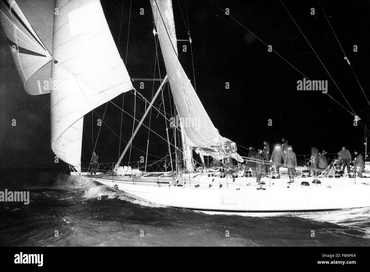 AJAXNETPHOTO. 1986. SOLENT, en Angleterre. Fin de course WHITBREAD - SIMON LE BON'S DRUM SKIPPÉ PAR SKIP NOVAK COURSE À LA LIGNE D'ARRIVÉE AU LARGE DE PORTSMOUTH. PHOTO:ADAM EASTLAND/AJAX REF:DRUM 1986 1 Banque D'Images