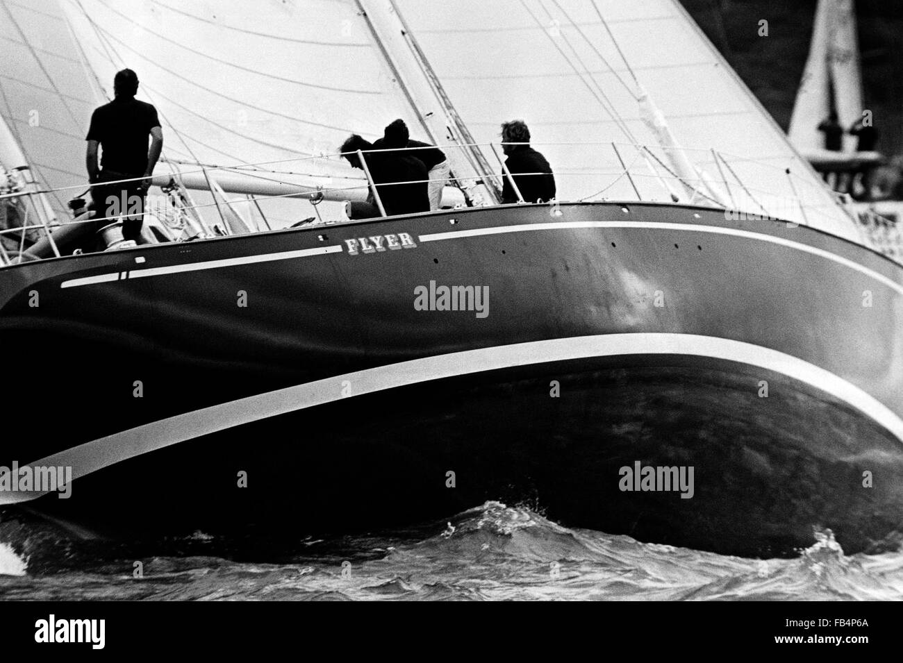 AJAXNETPHOTO. 1977. COWES, EN ANGLETERRE - RACE WHITBREAD - ENTRÉE YACHT NÉERLANDAIS FLYER SKIPPÉ PAR CORNELIS VAN RIETSCHOTEN. PHOTO:JONATHAN EASTLAND/AJAX REF;1977 17 Banque D'Images