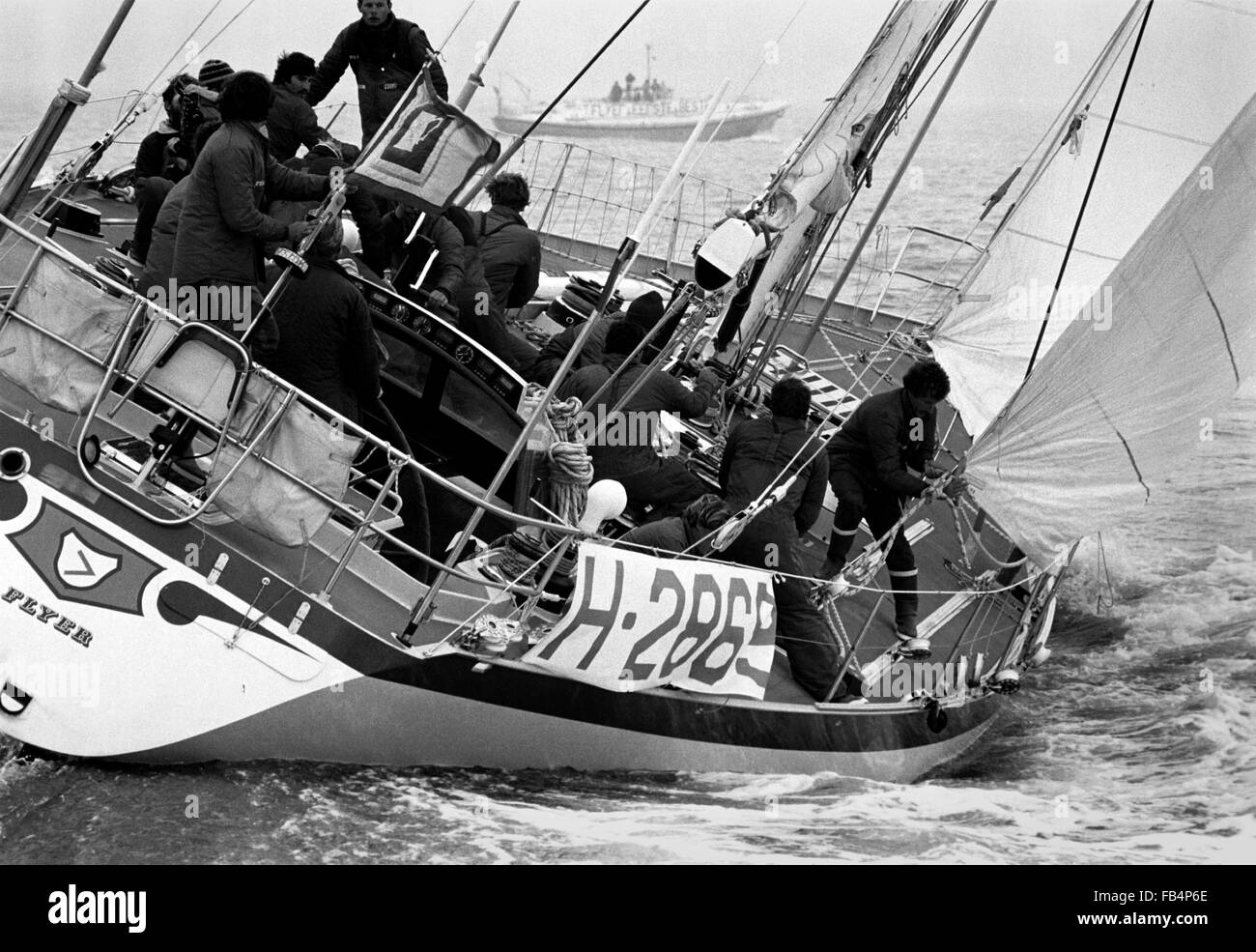 AJAXNETPHOTO. Mars 29th, 1982. PORTSMOUTH, ANGLETERRE - Hollandais volant s'APPROCHE DE FIN DE COURSES - DUTCH YACHT DE FLYER EN VUE DE LA LIGNE D'ARRIVÉE À LA FIN DE LA QUATRIÈME ÉTAPE DE LA WHITBREAD de Southsea. PHOTO:JONATHAN EASTLAND/AJAX REF;822903 2 2A Banque D'Images