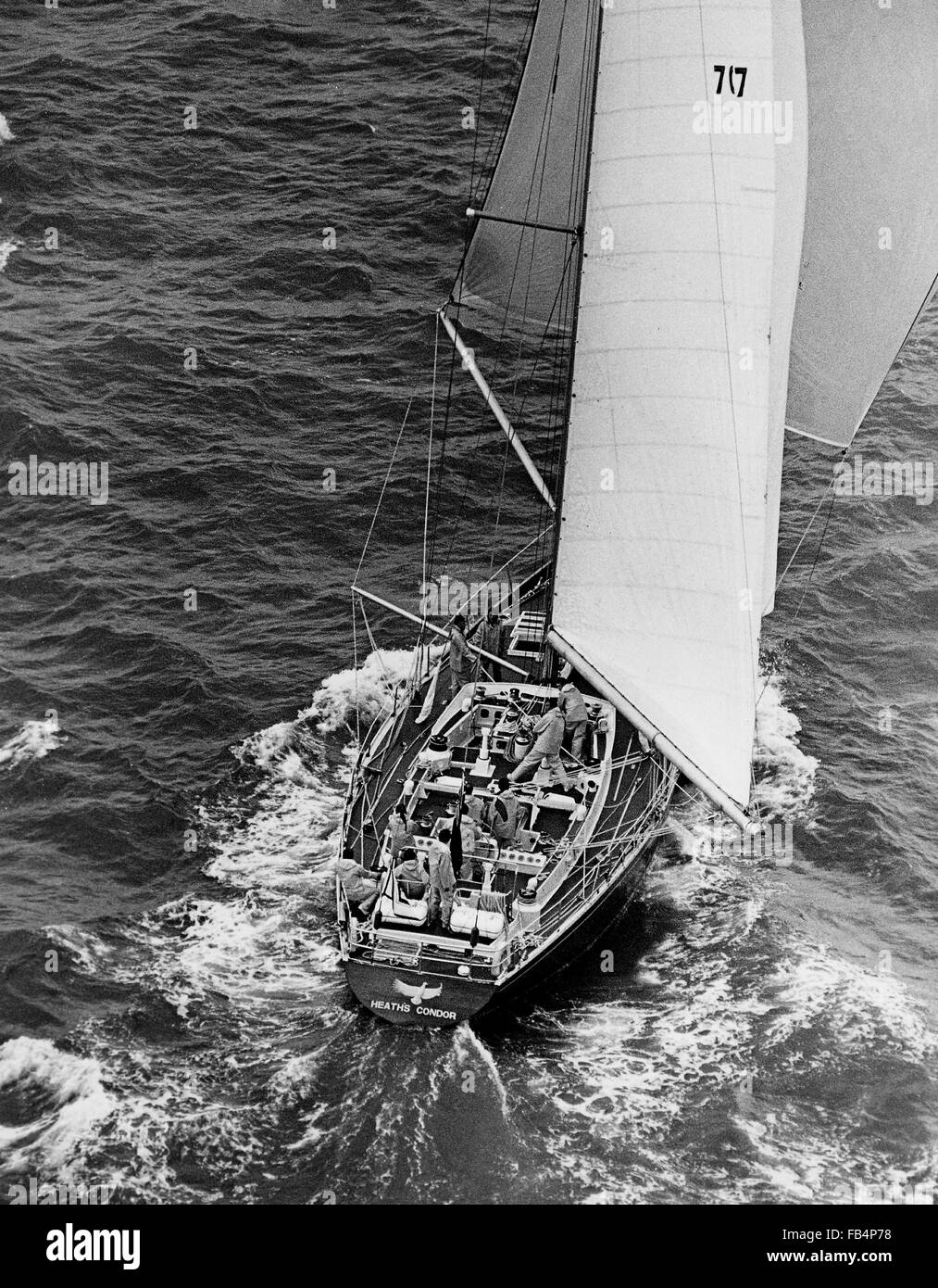 AJAX NOUVELLES PHOTOS - 27e Août, 1977 - SOUTHSEA, l'Angleterre. - Départ de course WHITBREAD - HEATH'S CONDOR MÈNE LE DOMAINE. photo:JONATHAN EASTLAND/AJAX REF:HDD   HEATH'S CONDOR 1977 3 Banque D'Images