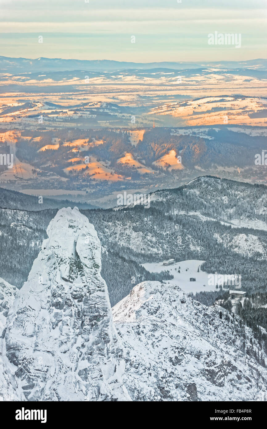 Vue panoramique sur le haut de Kasprowy Wierch à Zakopane en hiver. Zakopane est une ville de Pologne en montagnes Tatra. Kasprowy Wierch est un mont à Zakopane et de ski les plus populaires en Pologne Banque D'Images