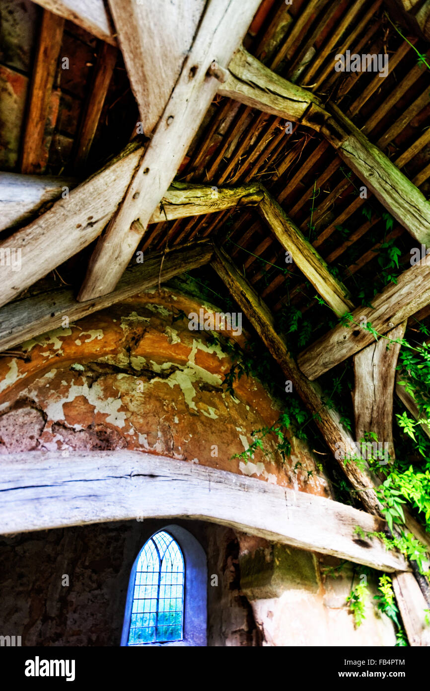 Sapey ancienne église est situé à l'extrémité d'une ruelle à côté de la rivière Sapey qui produit une eau pleine de limon dans des conditions hivernales Banque D'Images