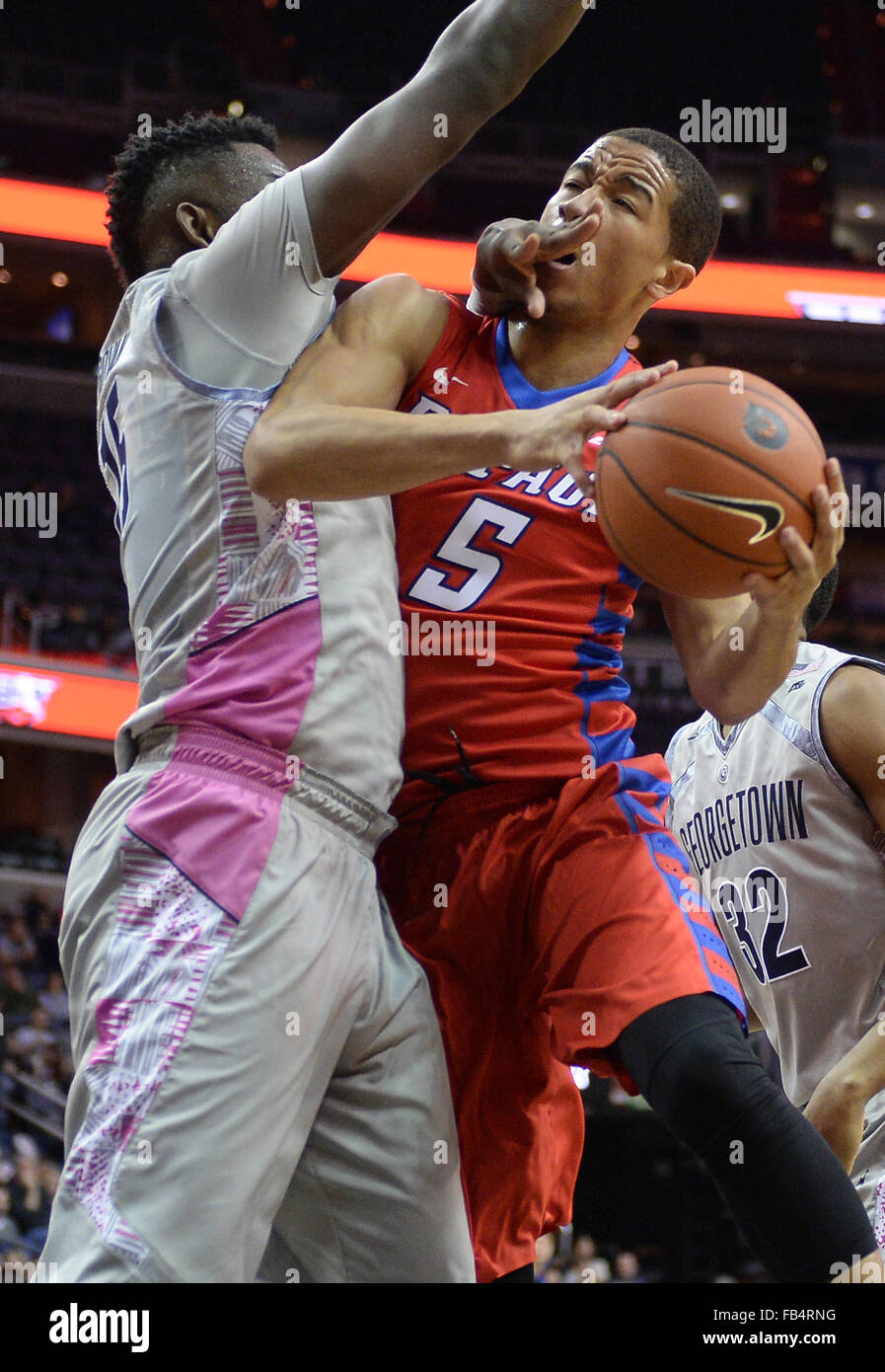 Washington, DC, USA. Jan 9, 2016. 20160109 - Garde côtière canadienne DePaul BILLY GARRETT JR, (5) les captures d'une main à son visage de Georgetown Centre Jessie GOVAN (15) dans la première moitié du Verizon Center de Washington. © Chuck Myers/ZUMA/Alamy Fil Live News Banque D'Images