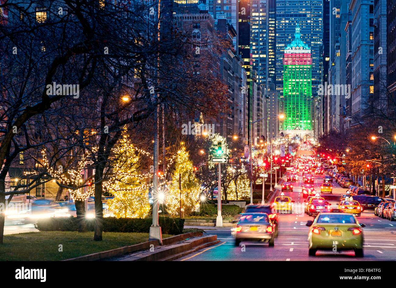 New York New York Rues Park Avenue New York Décorations de Noël le trafic d'arbres de Noël Banque D'Images