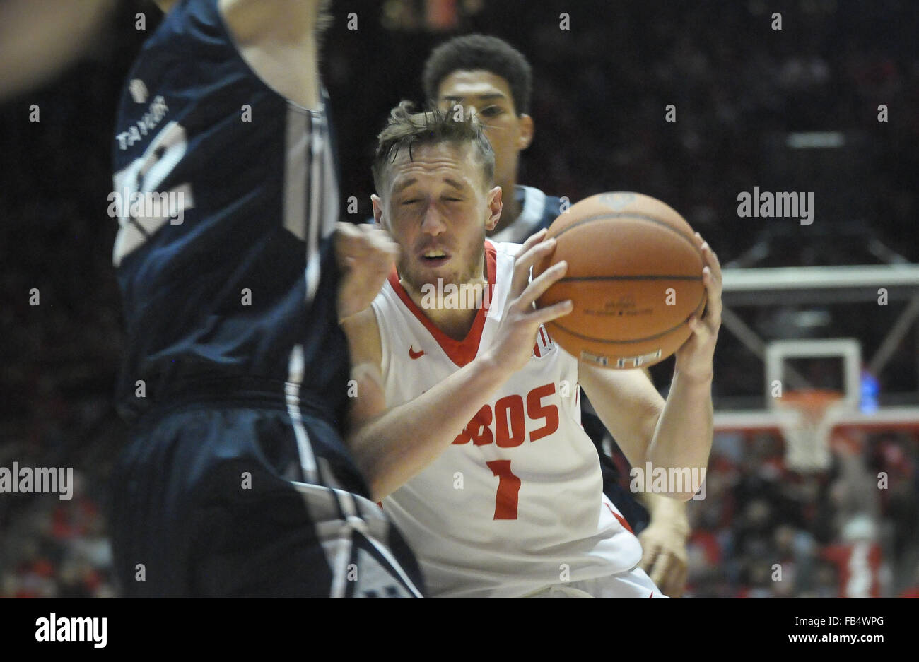 Albuquerque, NM, USA. Jan 9, 2016. 010916.Université de New Mexico's # 1 Cullen Neal obtient crunched durant la seconde moitié de la partie samedi contre l'Utah State à la fosse à Albuquerque, N.M. Lobos a gagné 77-59. © Marla Brose/Albuquerque Journal/ZUMA/Alamy Fil Live News Banque D'Images