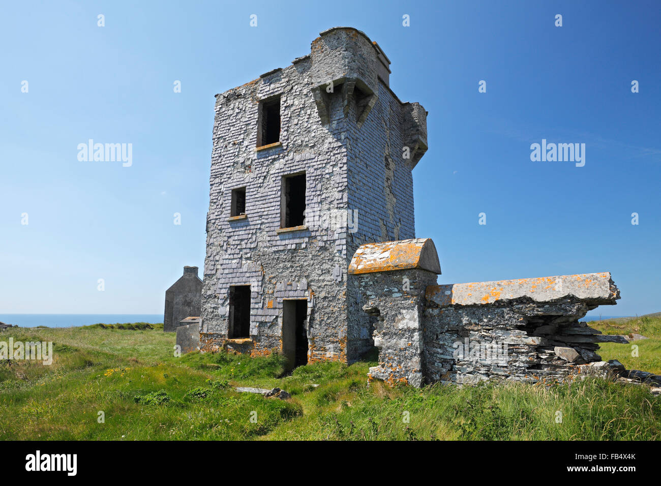 Ruine sur tour Brow Head, Mizen Head Peninsula, West Cork, Irlande Banque D'Images