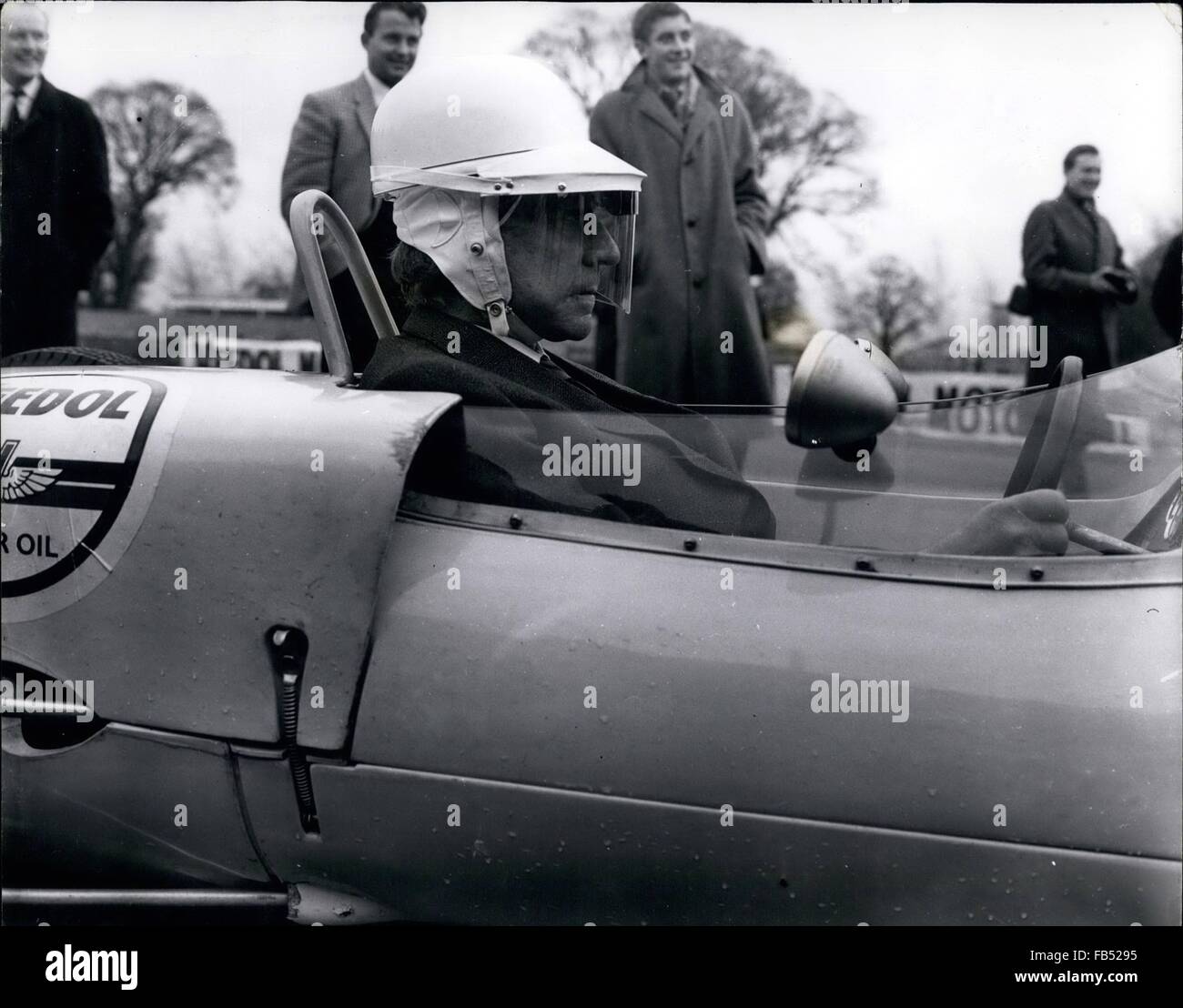 1968 - Paul Getty, 70 ans, le millionnaire d'huile, de conduite d'un 140-mph Formule Junior Lotus racing voiture sur la Goodwood, susses piste. © Keystone Photos USA/ZUMAPRESS.com/Alamy Live News Banque D'Images