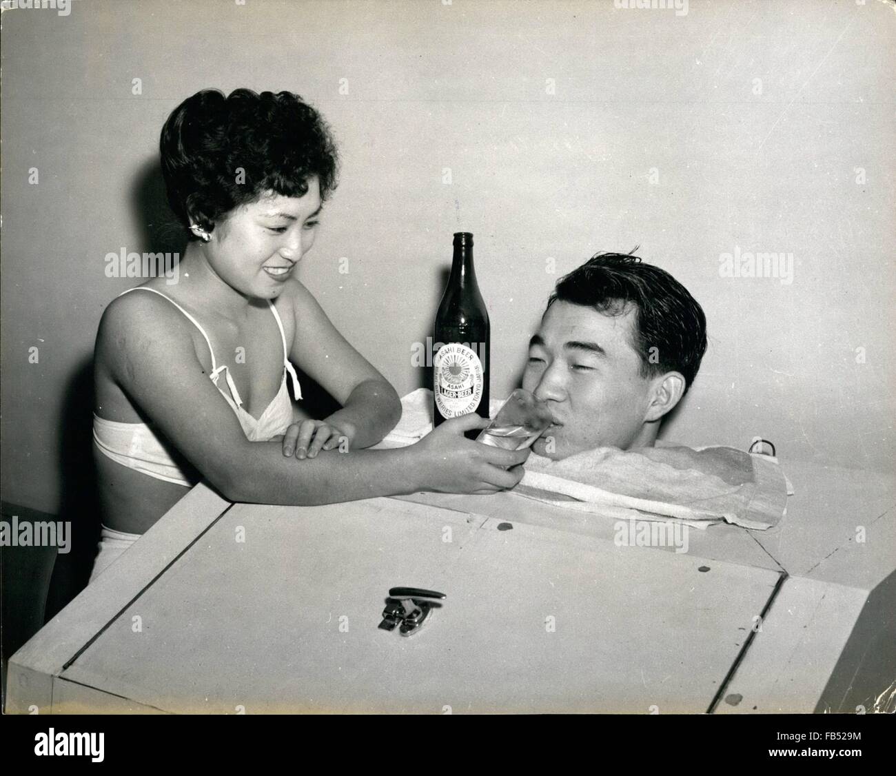 1968 - Mise en aiguiser la sueur fort sort ; les frais pour un article de luxe de l'Onsan comprend une bière en boîte dans la sueur. C'est servi par la masseuse accompagnateur. © Keystone Photos USA/ZUMAPRESS.com/Alamy Live News Banque D'Images