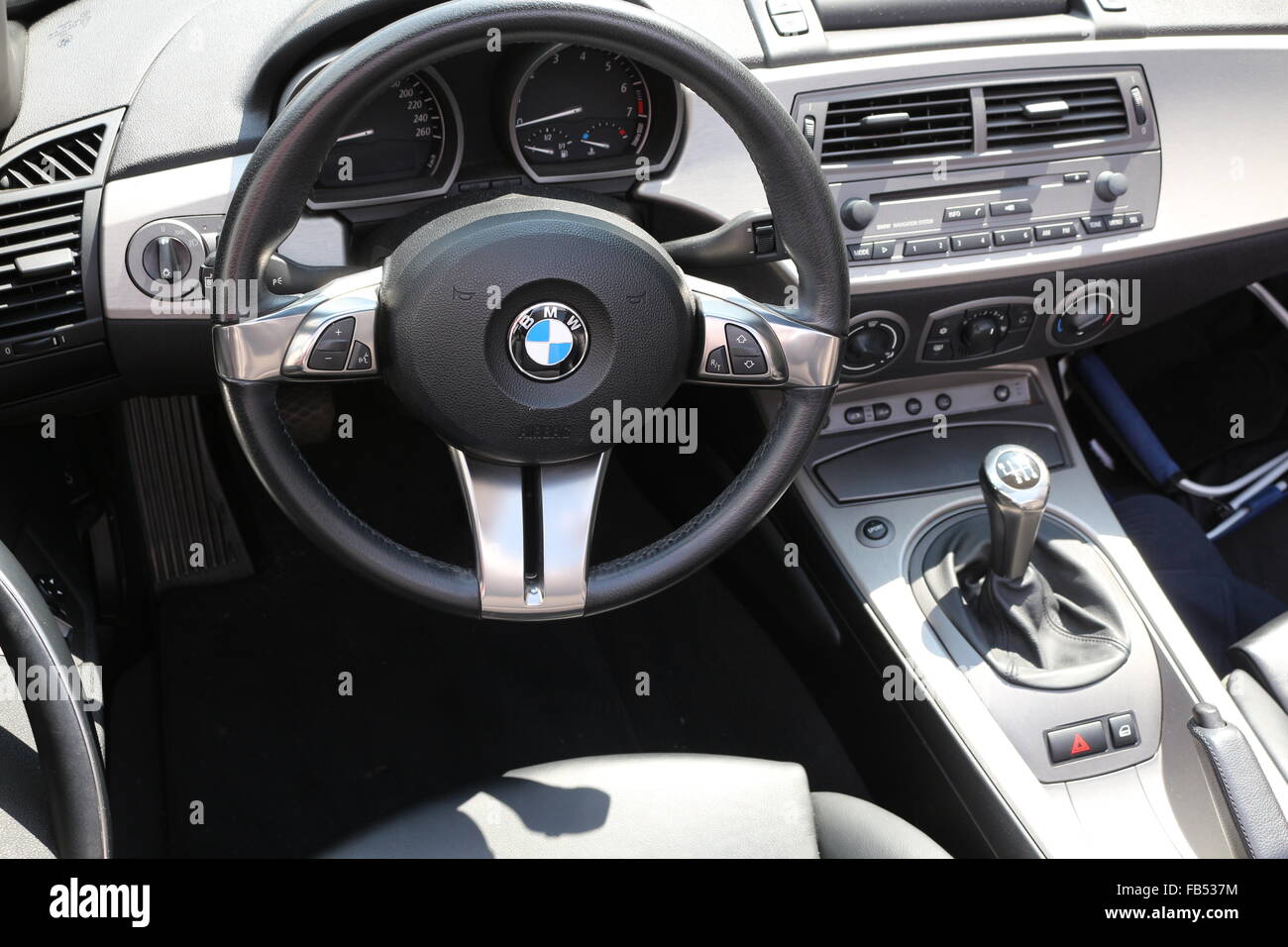 Regarder dans le cockpit d'une voiture BMW Cabrio Banque D'Images