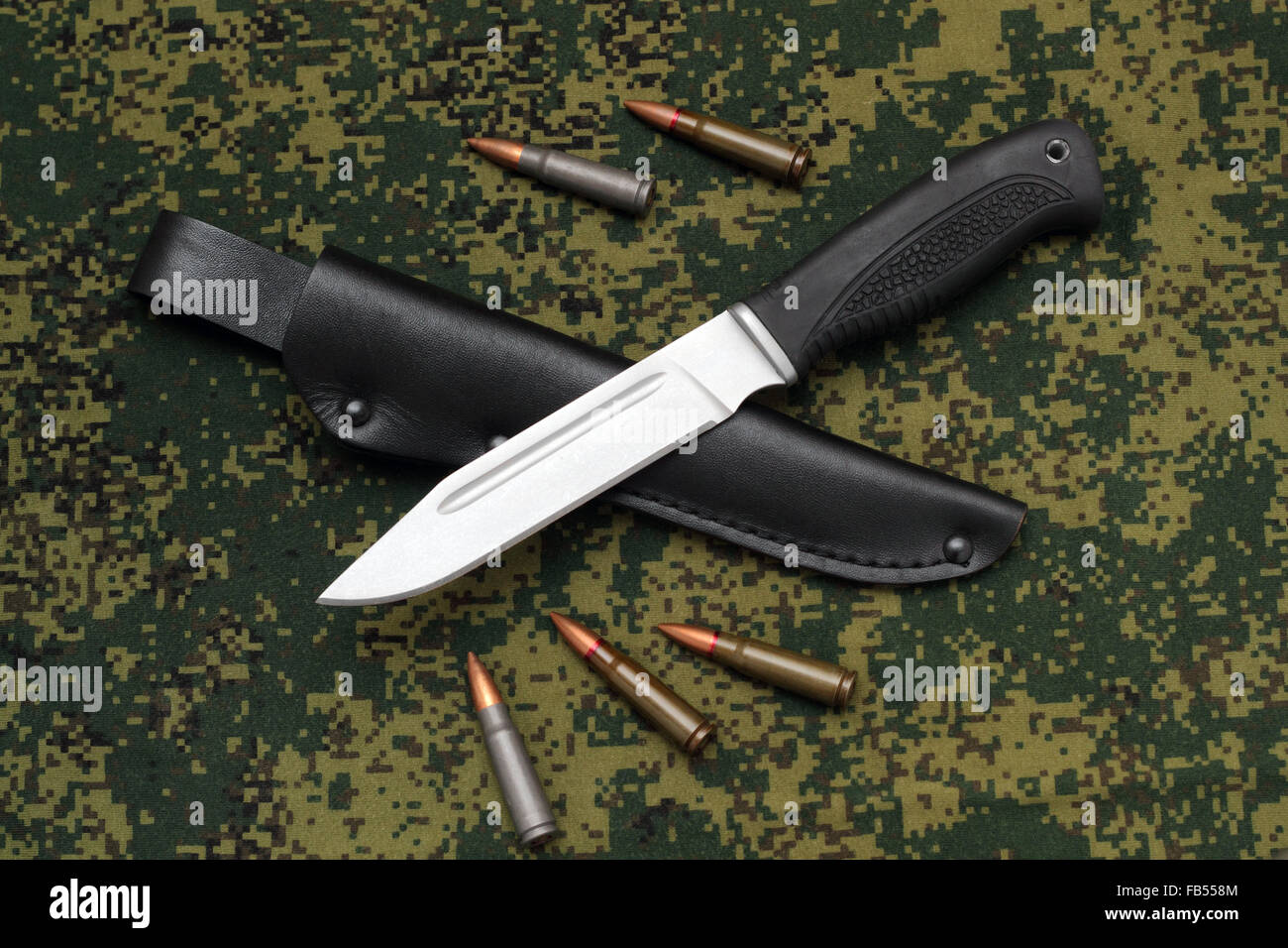 Lame de couteau militaire allongé sur le fourreau de cuir noir Banque D'Images