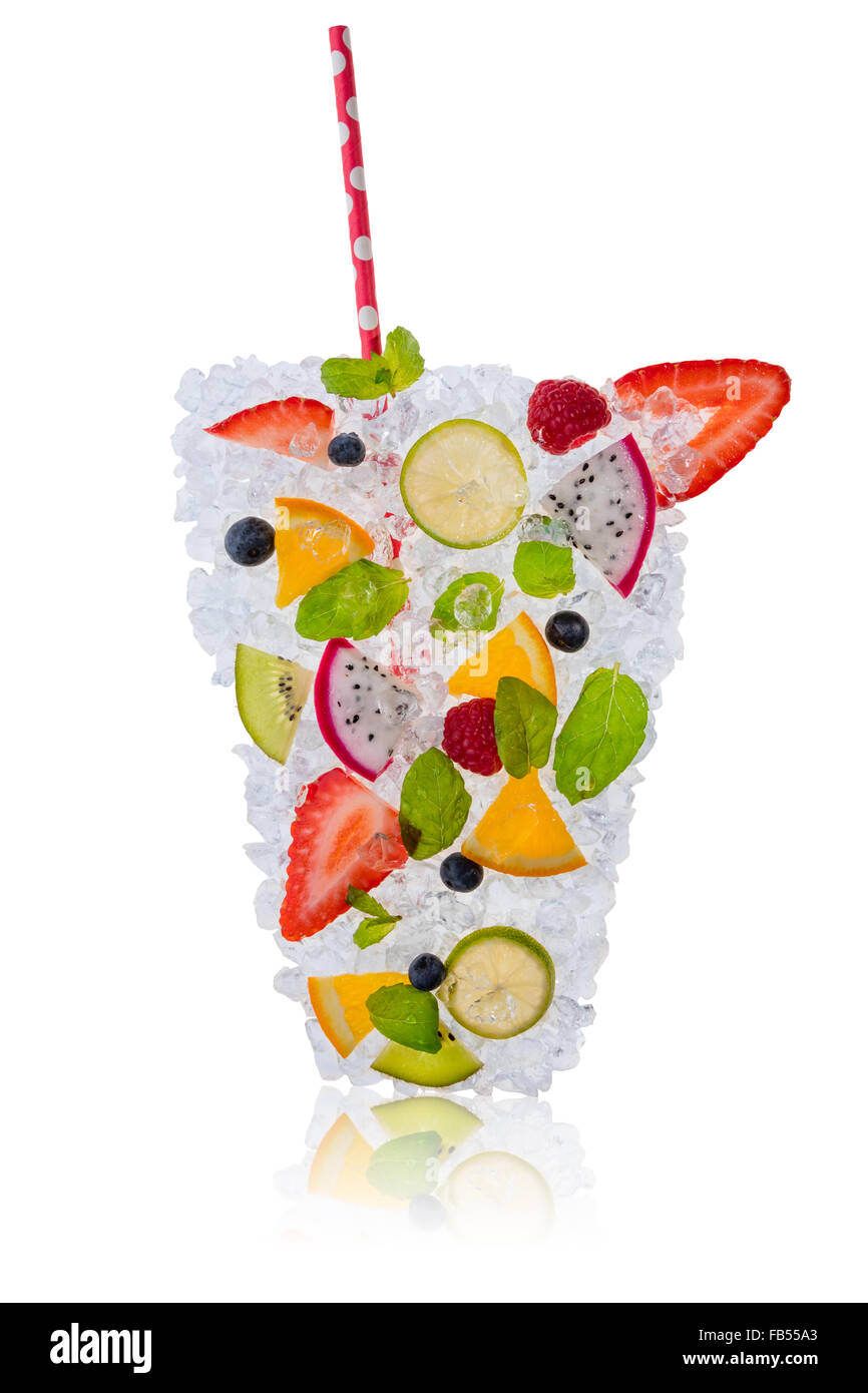 Cocktail de fruits de la glace avec des cubes de glace sur fond blanc Banque D'Images