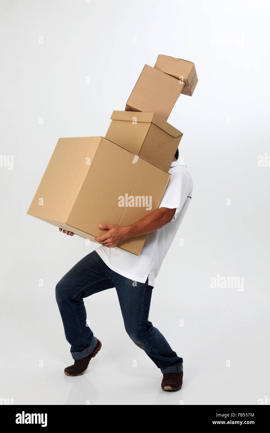 Un homme luttant pour transporter des cartons Photo Stock - Alamy