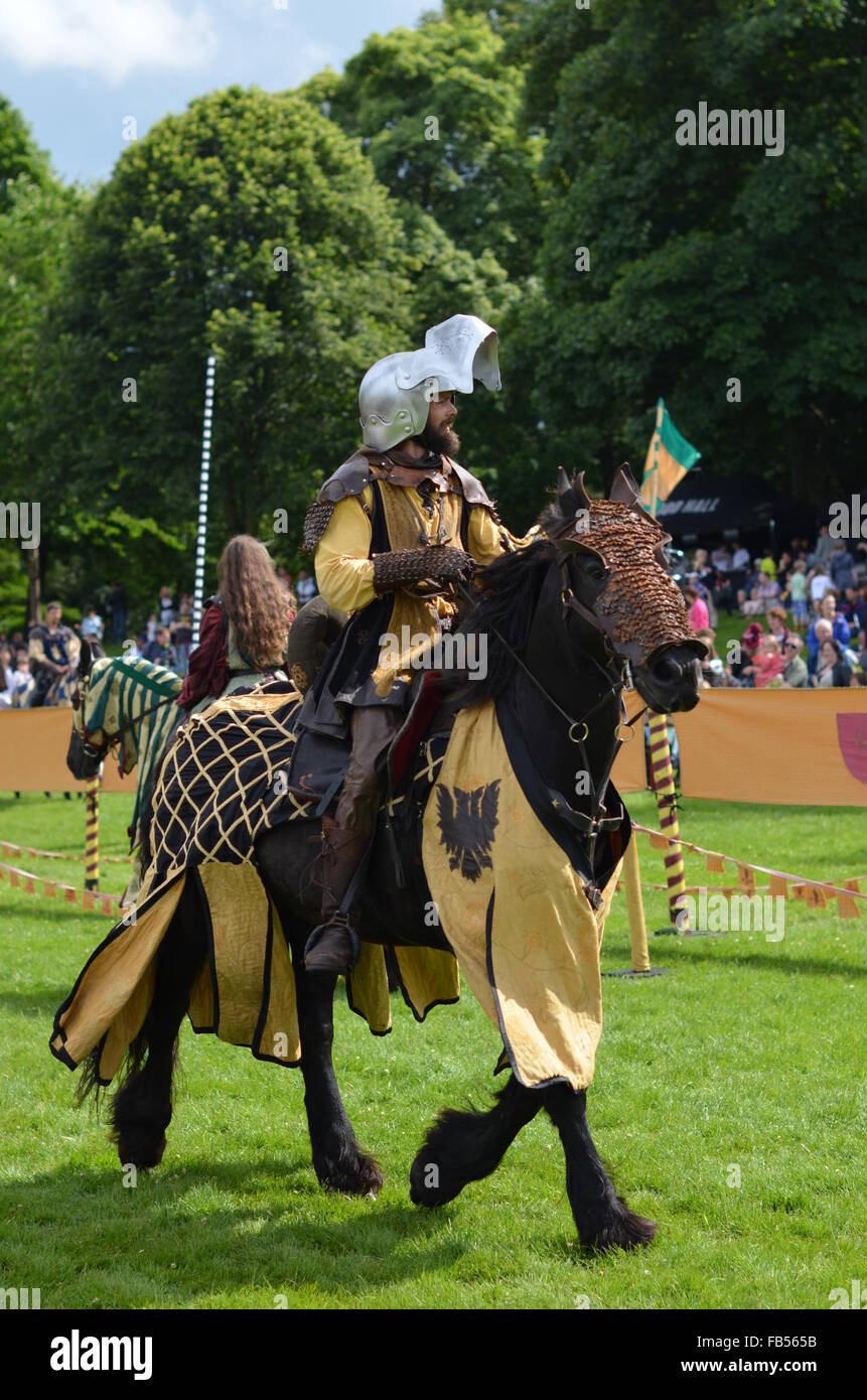 Un chevalier médiéval à cheval à un tournoi de joutes au Palais de Linlithgow, Ecosse Banque D'Images