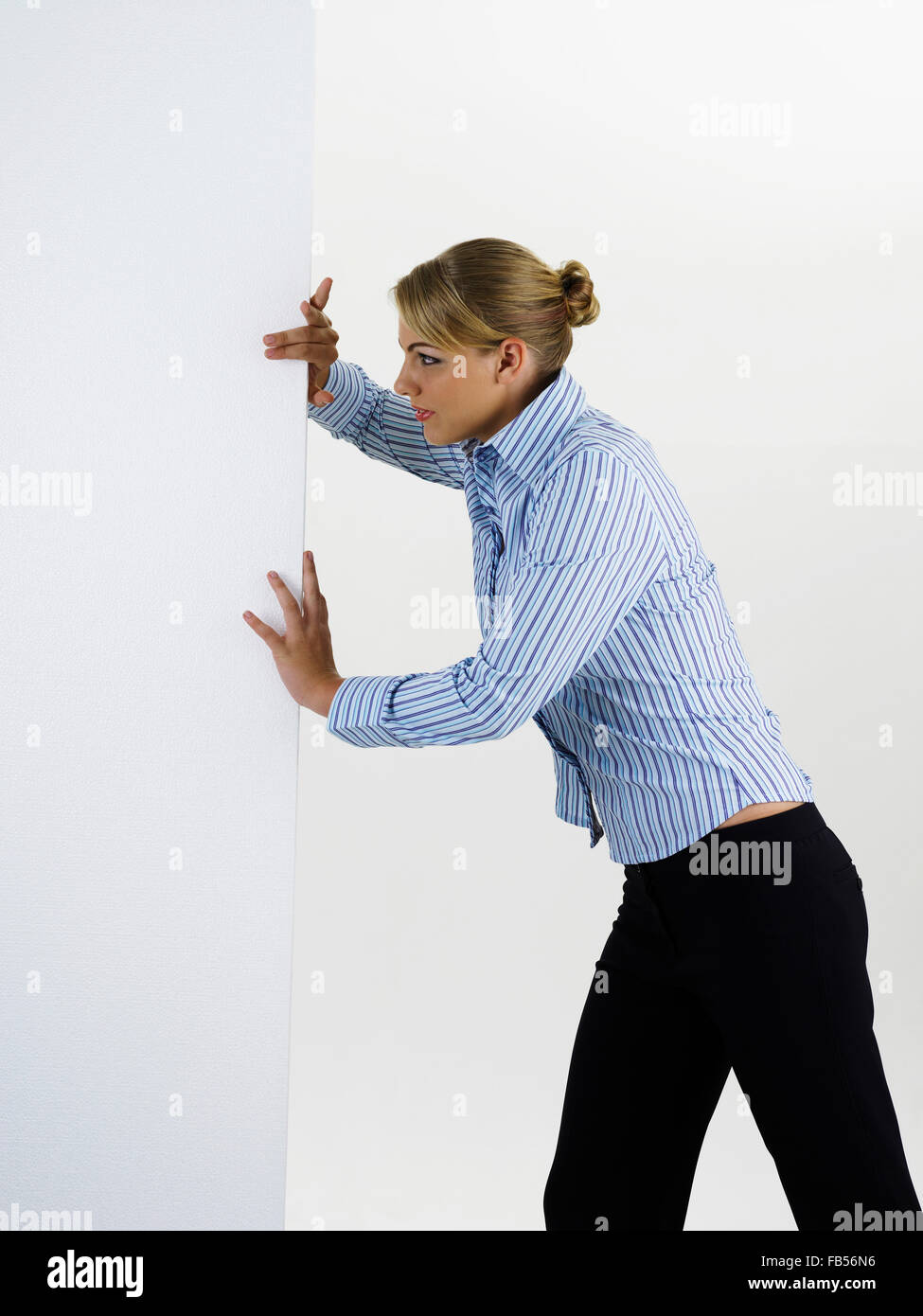 Jeune femme poussant le carton de grande taille Banque D'Images