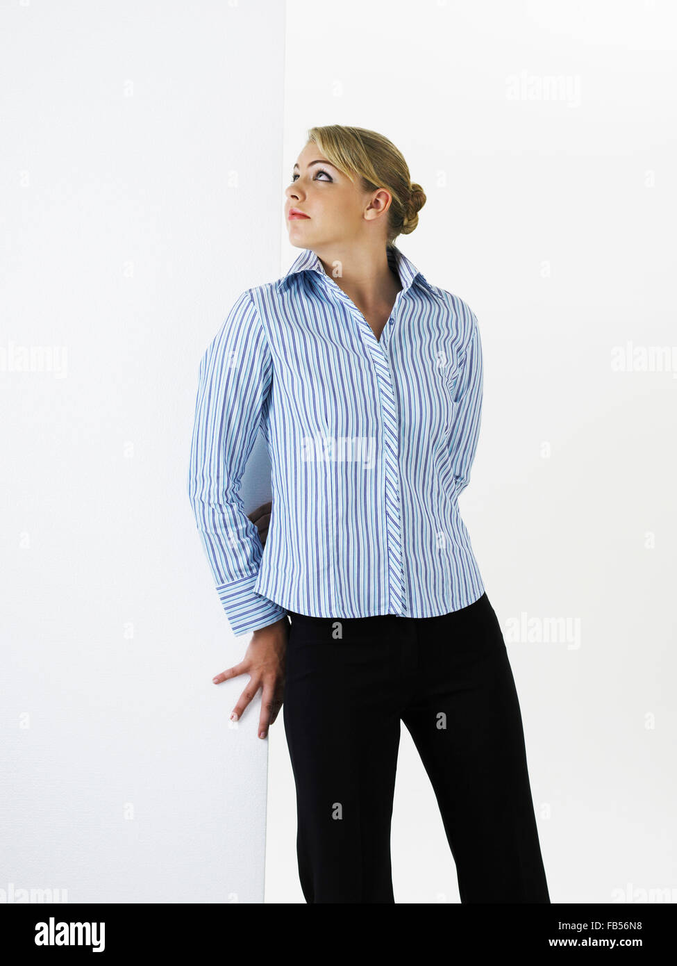 Jeune femme poussant le carton de grande taille Banque D'Images