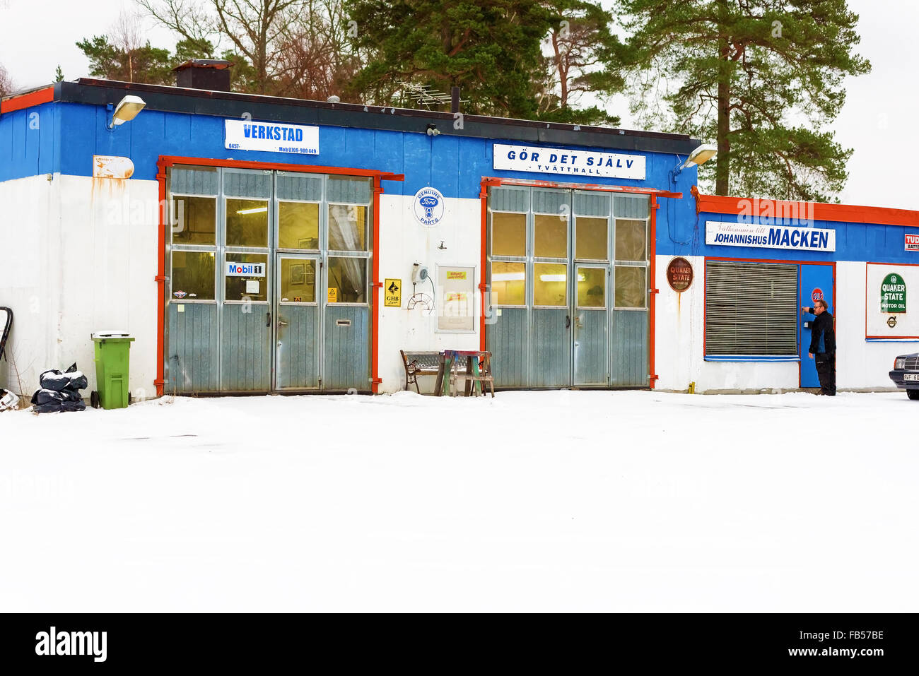 Johannishus, Suède - 8 janvier 2016 : l'atelier de réparation automobile abrite un garage et faire vous-même un lavage de voiture. Verrouiller ou déverrouiller l'homme e Banque D'Images