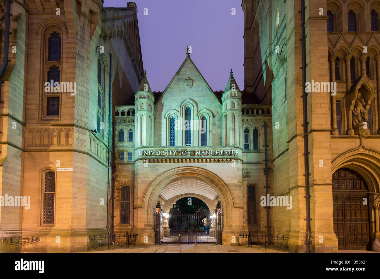 L'Université de Manchester par l'entrée de la nuit, Oxford Road, Manchester Banque D'Images