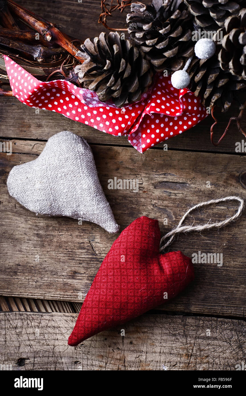 Tissu artisanal coeur Saint-valentin sur table en bois.Photo.low key Selective focus Banque D'Images