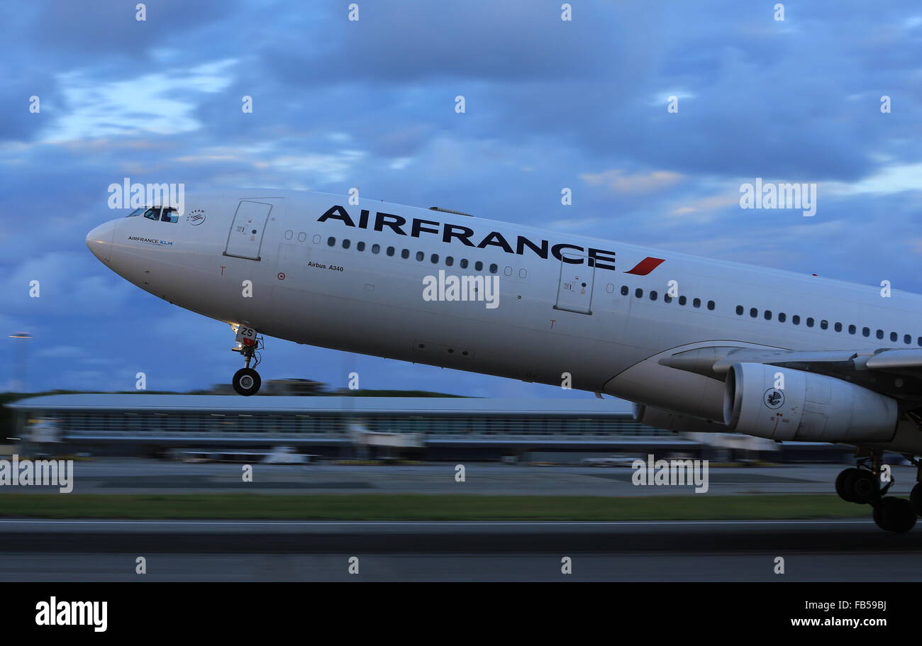 Airbus A.340 d'Air France au départ de l'Aéroport International Princess Juliana à St.Martin pour la traversée de l'Atlantique Nord pendant la nuit Banque D'Images