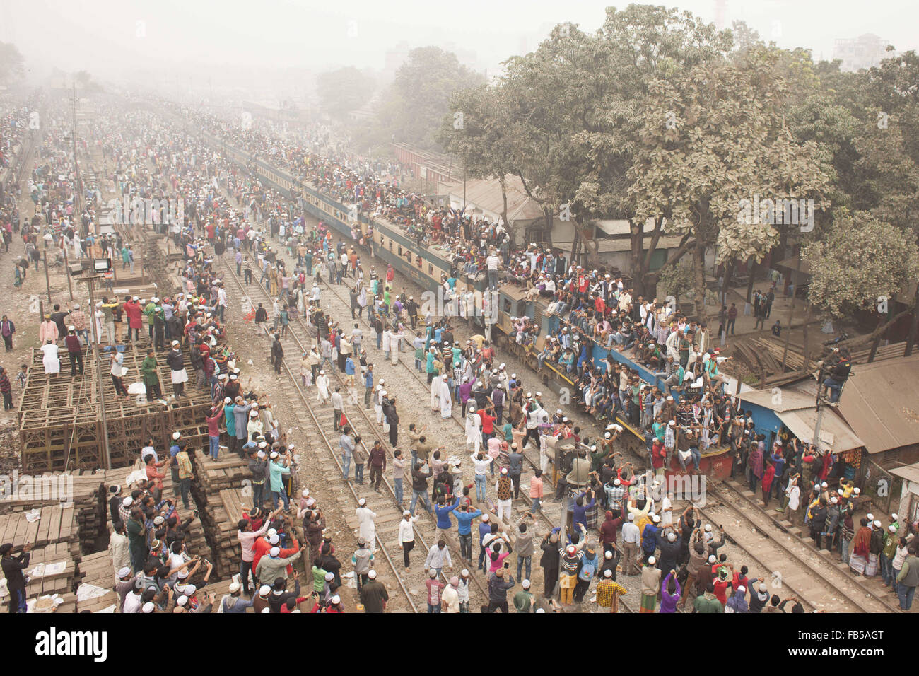 Dhaka, Bangladesh. 10 janvier, 2016. Les dévots musulmans du Bangladesh accueil retour dans un train bondé après la congrégation des Musulmans, ou Biswa Ijtema, Tongi, banlieue de Dhaka, Bangladesh © Suvra Kanti Das/ZUMA/Alamy Fil Live News Banque D'Images