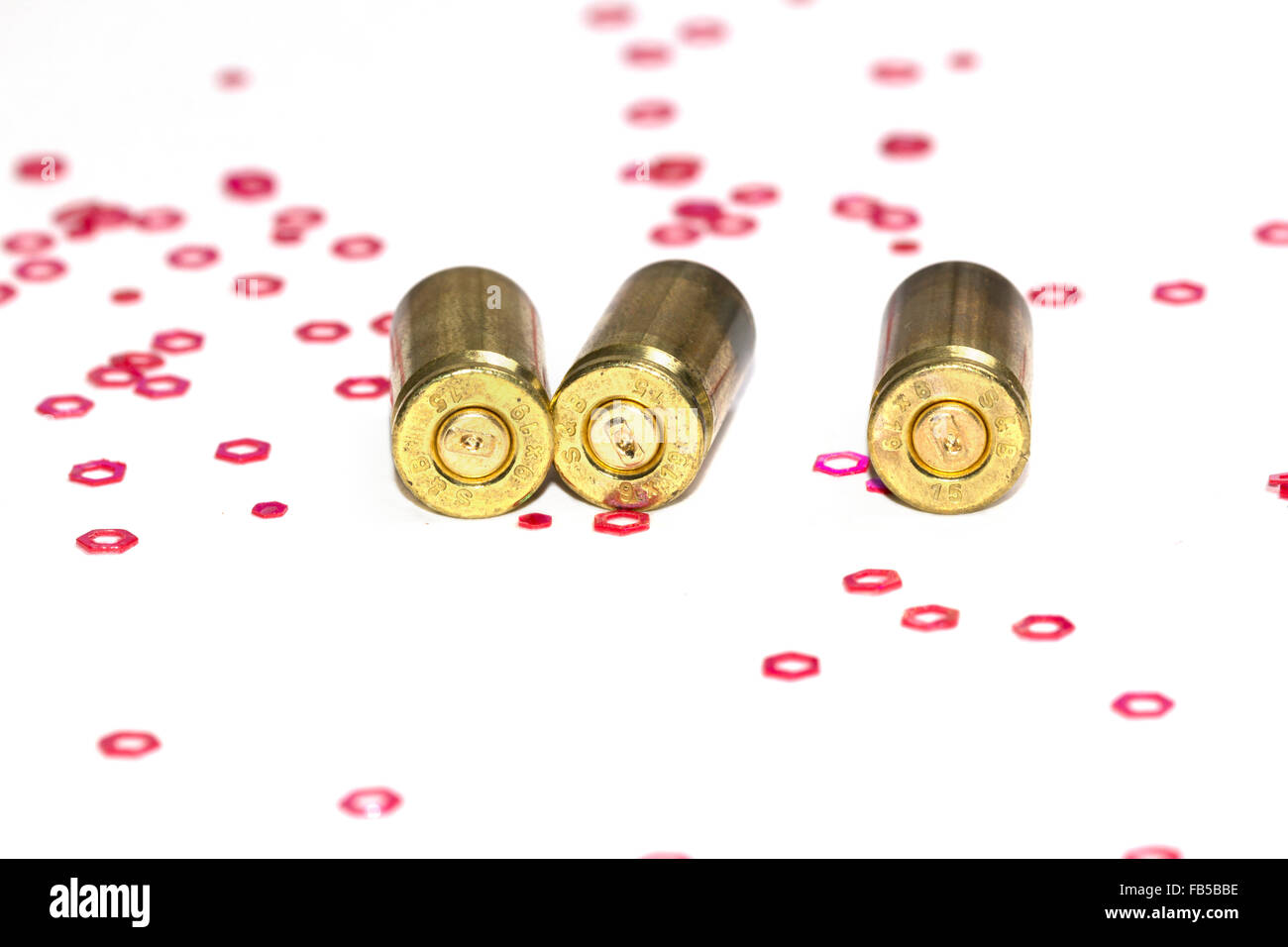 9mm vide bullet coquilles de fond blanc avec des petits objets hexagone rouge Banque D'Images