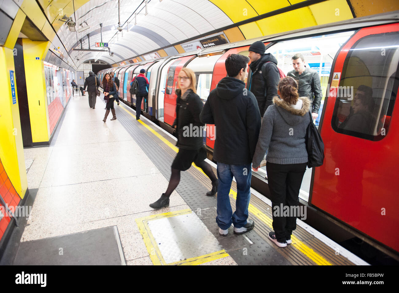 Les gens descendre train de tube à une station de métro de Londres sur la ligne Jubilee à Londres. Banque D'Images