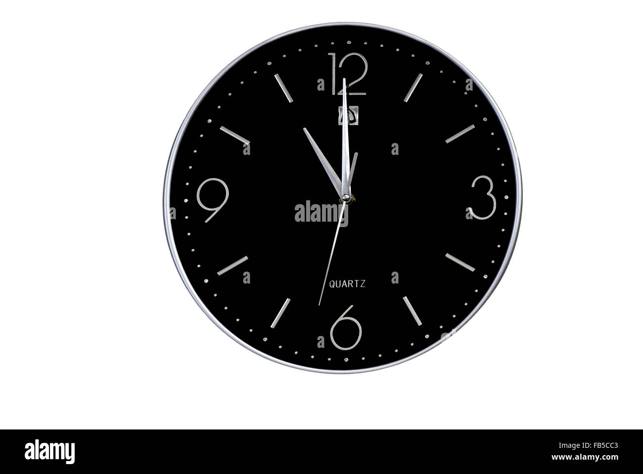 Horloge, face noire. Découpe d'une horloge murale analogique à face noire sur fond blanc. Banque D'Images