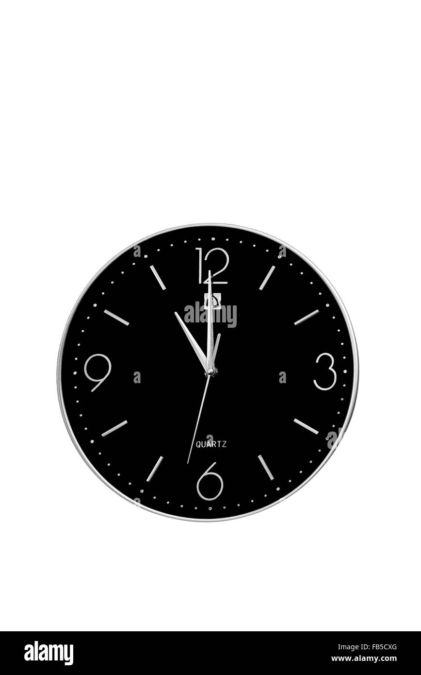 Horloge, face noire. Découpe d'une horloge murale analogique à face noire sur fond blanc. Banque D'Images